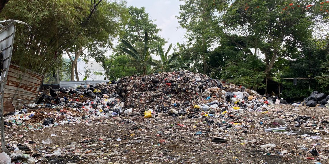 penyegelan TPS Pasar Caringin