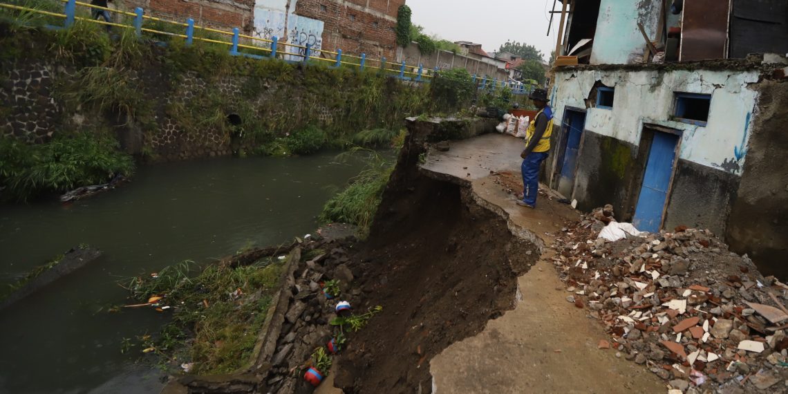 Longsor di Bantaran Sungai Cikapundung Kolot