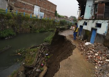 Longsor di Bantaran Sungai Cikapundung Kolot