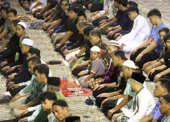 Warga Bandung Laksanakan Salat Tarawih Perdana