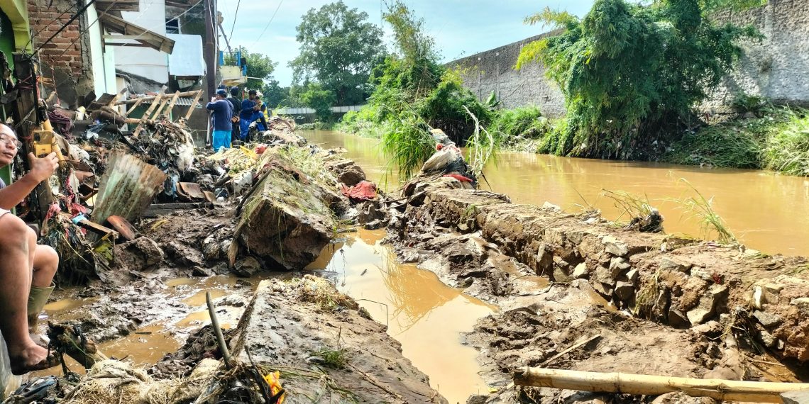 tanggul sungai jebol
