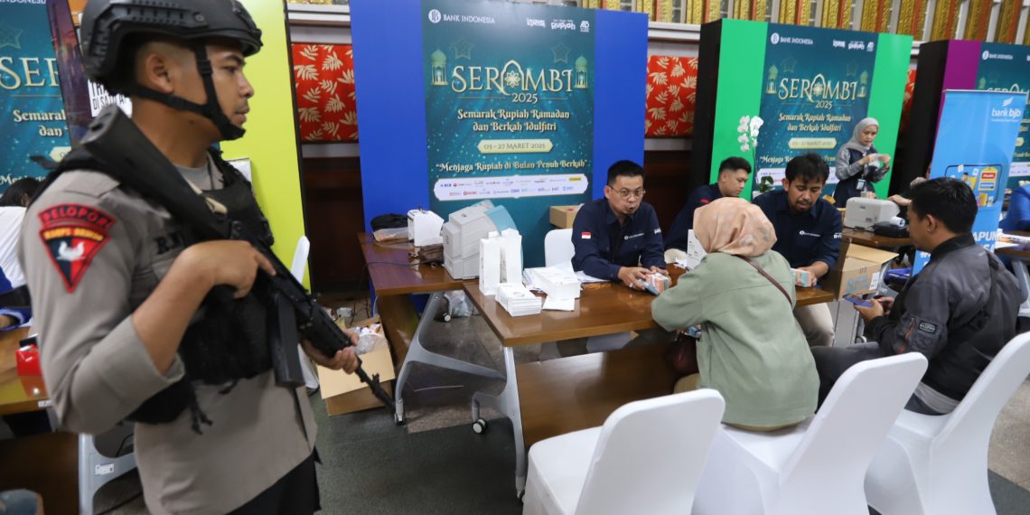 Pengamanan Ketat di Lokasi Penukaran Uang