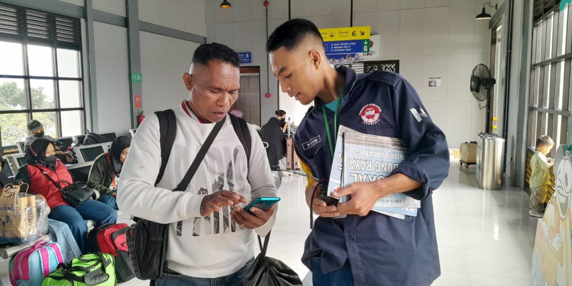 170 Relawan Bantu Kelancaran Angkutan Lebaran 2025 di Daop 2 Bandung