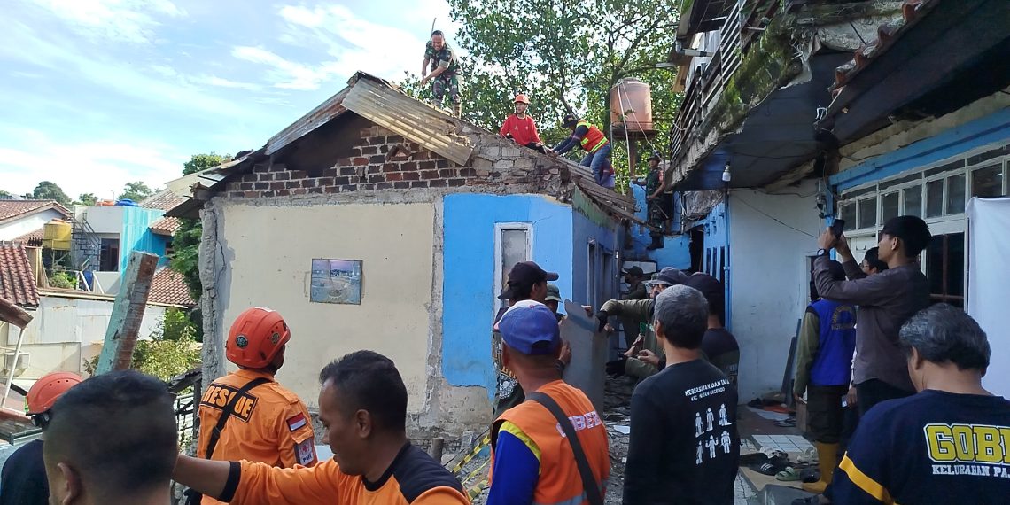 rumah ambruk