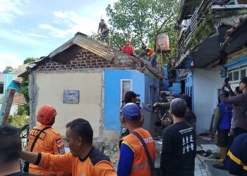 rumah ambruk