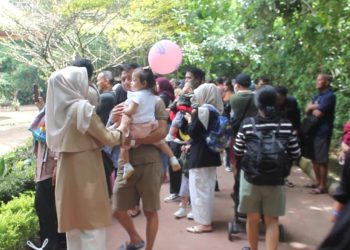 Hari Ketiga Lebaran, Ribuan Wisatawan Padati Kebun Binatang Bandung