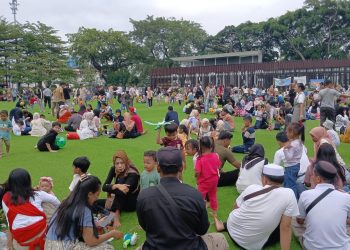 Wisatawan Padati Taman Alun-Alun Bandung, PKL Jadi Sorotan