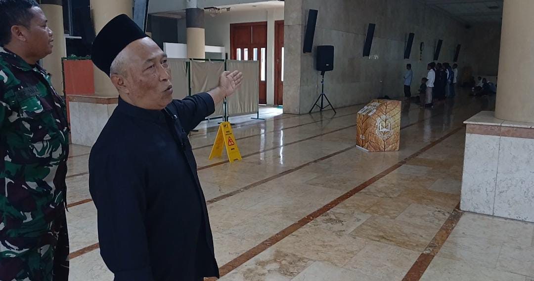 Pencurian HP di Masjid Agung Bandung Terekam CCTV