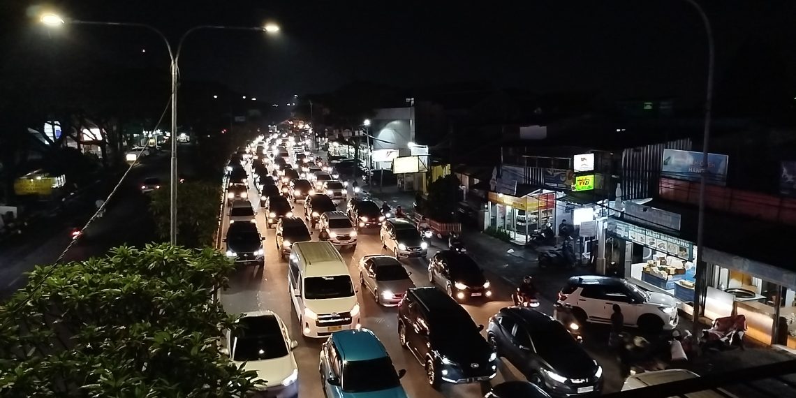 Arus Balik Waisak Padati Tol Pasteur Bandung