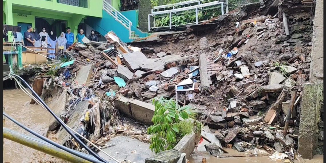 Sekolah PAUD di Bandung Ambruk Diterjang Banjir