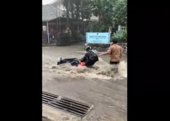 hujan deras dan drainase buruk, banjir parah landa Lembang, pengendara terseret arus. (foto: Uby/pasjabar)