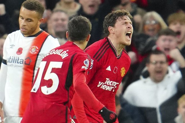 Ekspresi Victor Lindelof usai membobol gawang Luton Town, Sabtu (11/11/2023) (c) AP Photo/Jon Super