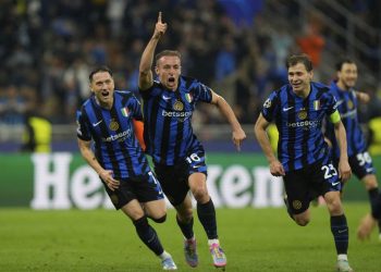 Selebrasi gelandang Inter Milan, Davide Frattesi (tengah) dan para pemain Nerazzurri setelah mencetak gol kemenangan atas Barcelona di leg 2 semifinal Liga Champions 2024-2025. (c) AP Photo/Luca Bruno
