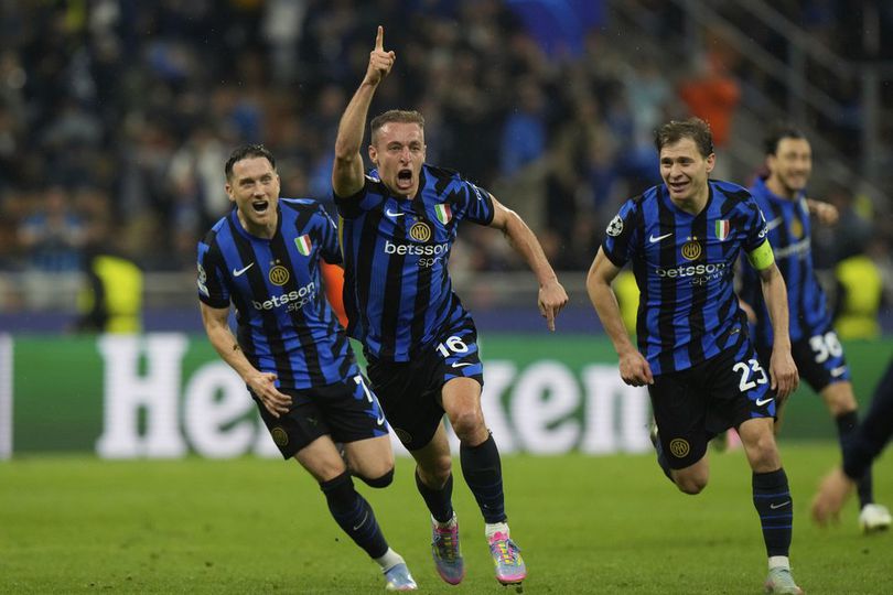 Selebrasi gelandang Inter Milan, Davide Frattesi (tengah) dan para pemain Nerazzurri setelah mencetak gol kemenangan atas Barcelona di leg 2 semifinal Liga Champions 2024-2025. (c) AP Photo/Luca Bruno