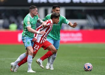 Giuliano Simeone (tengah) berupaya melewati kawalan dua pemain Seattle Sounders. Foto: Getty Images/Buda Mendes