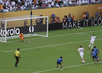 Federico Valverde dari Real Madrid melepaskan tendangan penalti yang diselamatkan oleh Yassine Bounou dari Al Hilal pada laga Grup H Piala Dunia Antarklub FIFA 2025 antara Real Madrid CF dan Al Hilal di Hard Rock Stadium pada tanggal 18 Juni 2025 di Miami Gardens, Florida.(FIFA via Getty Images/Eva Marie Uzcategui)
