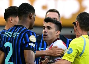 Denzel Dumfries berdebat dengan Marcos Acuna setelah pertandingan Piala Dunia Antarklub 2025 Grup E antara Inter Milan vs River Plate di Stadion Lumen Field di Seattle pada 23 Juni 2025. (Foto oleh Pablo PORCIUNCULA / AFP)(AFP/PABLO PORCIUNCULA)