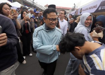 MENTERI Koordinator Bidang Pemberdayaan Masyarakat (Menko PM) Muhaimin Iskandar didampingi Deputi Bidang Koordinasi Pemberdayaan Ekonomi Masyarakat dan Perlindungan Pekerja Migran, Leontinus Alpha Edison dan Wakil Wali Kota Bandung, Erwin, berbincang dengan salah satu peserta Bazzar Berdaya Bersama di Jalan Braga, Kota Bandung, Minggu (21/6/2025). (Eci/pasjabar)