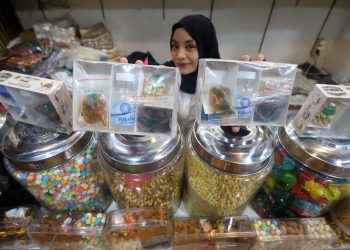 pedagang oleh-oleh haji di Pasar Baru, Jln. Oto Iskandar Dinata, Kota Bandung, Rabu (11/6/2025). (Eci/pasjabar)