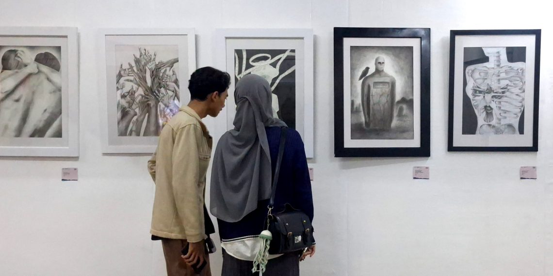 PENGUNJUNG mengamati karya mahasiswa yang dipamerkan pada kegiatan Pameran Studi Seni Sketsa dan Drawing dengan tema "Tubuh Arena", di Hallway Space, Pasar Kosambi, Jln. Ahmad Yani, Kota Bandung, Kamis (12/6/2025). (eci/pasjabar)