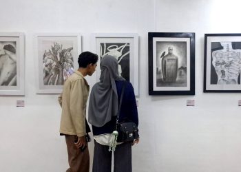 PENGUNJUNG mengamati karya mahasiswa yang dipamerkan pada kegiatan Pameran Studi Seni Sketsa dan Drawing dengan tema "Tubuh Arena", di Hallway Space, Pasar Kosambi, Jln. Ahmad Yani, Kota Bandung, Kamis (12/6/2025). (eci/pasjabar)
