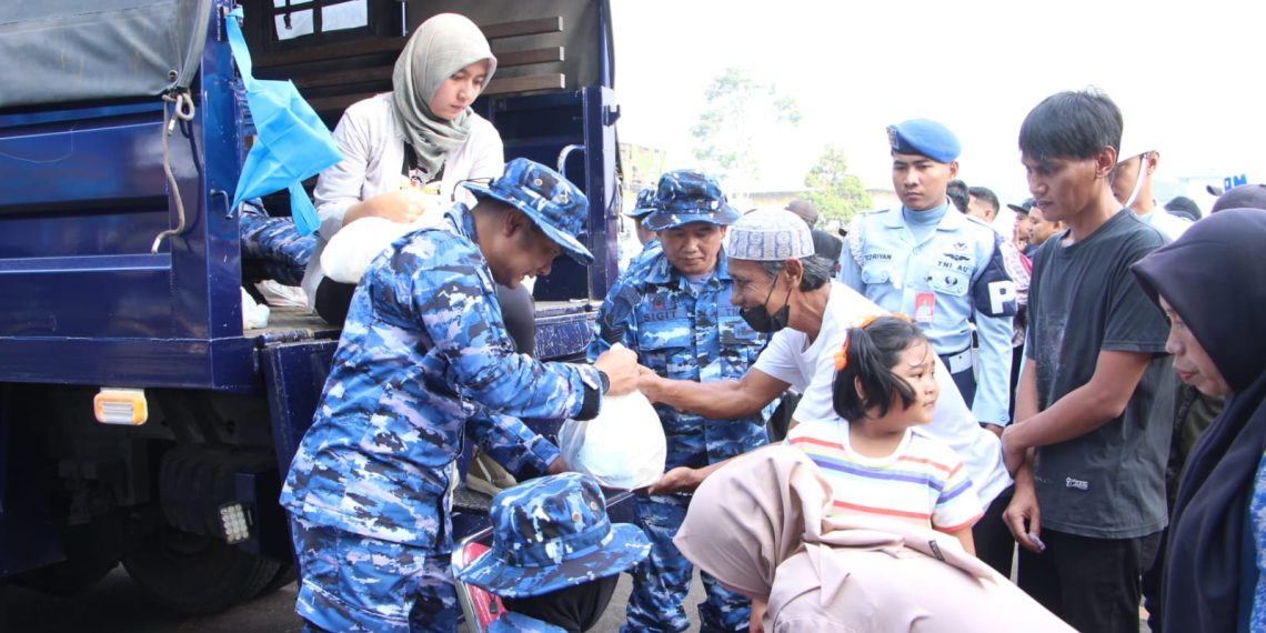 TNI AU Peduli, Lanud Husein Sastranegara distribusikan ratusan paket sembako. (Ist)