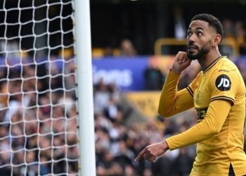Striker Wolverhampton Wanderers Matheus Cunha bereaksi setelah mencetak gol keempat pada pertandingan Inggris antara Wolverhampton Wanderers dan Tottenham Hotspur di stadion Molineux di Wolverhampton, Inggris tengah pada 13 April 2025.(AFP/JUSTIN TALLIS)