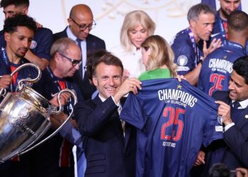 Skuad PSG disambut Presiden Emmanuel Macron di Istana Elysees, Paris. (Foto: via REUTERS/Thomas Padilla)
