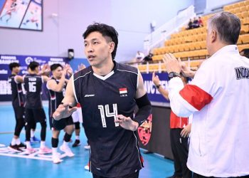 Farhan Halim melakukan tos sebelum beraksi membela Indonesia melawan Bahrain pada AVC Nations Cup 2025. (ASIANVOLLEYBALL.NET)