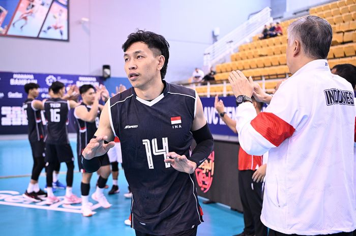 Farhan Halim melakukan tos sebelum beraksi membela Indonesia melawan Bahrain pada AVC Nations Cup 2025. (ASIANVOLLEYBALL.NET)