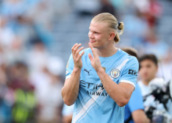 Erling Haaland dari Manchester City bertepuk tangan kepada para penggemar setelah laga Grup G Piala Dunia Antarklub FIFA 2025 antara Juventus FC dan Manchester City FC di Camping World Stadium pada 26 Juni 2025 di Orlando, Florida.(FIFA via Getty Images/Hector Vivas)