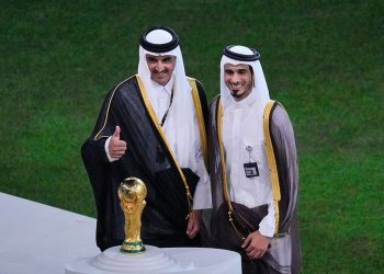 Sheikh Jassim bin Hamad Al Thani (kanan). (c) AP Photo/Hassan Ammar