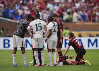 Pemain Chelsea Nicolas Jackson menerima kartu merah dalam laga Piala Dunia Antarklub melawan Flamengo, Sabtu, 21 Juni 2025. (c) AP Photo/Chris Szagola