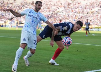 Pemain Inter Milan Henrikh Mkhitaryan berebut bola dengan pemain Monterrey Lucas Ocampos dalam laga Piala Dunia Antarklub, Rabu, (18/6/2025). (c) AP Photo/Gregory Bull