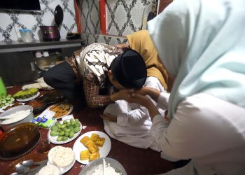 Wakil Wali Kota Bandung, Erwin mengunjungi rumah Ma Aah selaku ibu asuh dalam rangka program “Bandung Nyaah ka Indung”, di RT 07 RW 04 Kelurahan Pungkur, Kecamatan Regol, Kota Bandung, Jumat (20/6/2025). (Eci/pasjabar)