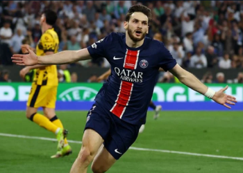 Pemain Paris Saint Germain (PSG), Khvicha Kvaratskhelia melakukan selebrasi usai mencetak gol ke gawang Inter Milan di final Liga Champions. PSG menjadi juara Liga Champion usai mengalahkan Inter Milan./ REUTERS/Kai Pfaffenbach