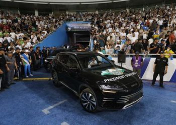 Presiden Uzbekistan Shavkat Mirziyoyev memberikan penghargaan kepada setiap pemain tim nasional berupa satu unit mobil usai memastikan lolos ke Piala Dunia FIFA 2026. (REUTERS/Maxim Shemetov)