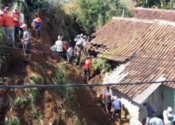 Tebing 7 Meter Longsor, Satu Warga Meninggal di Lembang