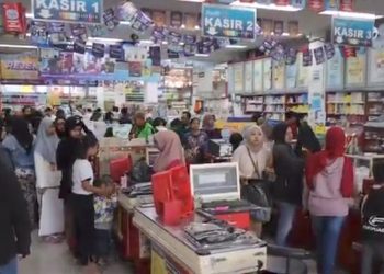 Suasana di salah satu toko buku kawasan Jalan AH Nasution, Bandung, Minggu (13/7/2025). (Uby/pasjabar)