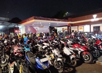 Satlantas Polres Cimahi menjaring lebih dari 110 pelanggar dalam razia knalpot brong di Jalan Amir Mahmud, Selasa (15/7/25) malam. (Uby/pasjabar)