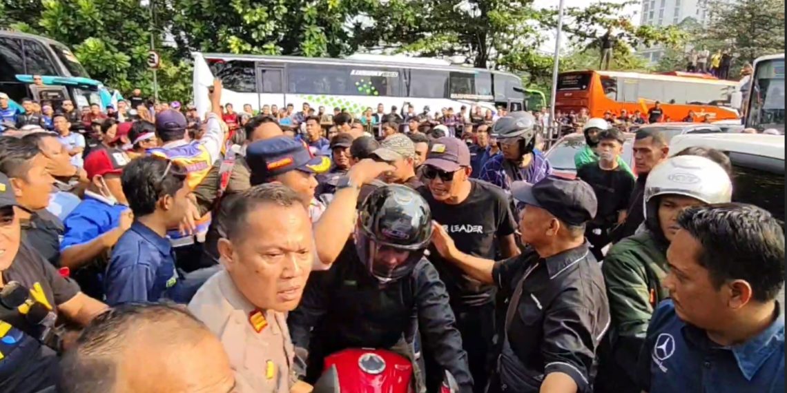 pengendara sepeda motor dikeroyok pendemo. (Uby/pasjabar)