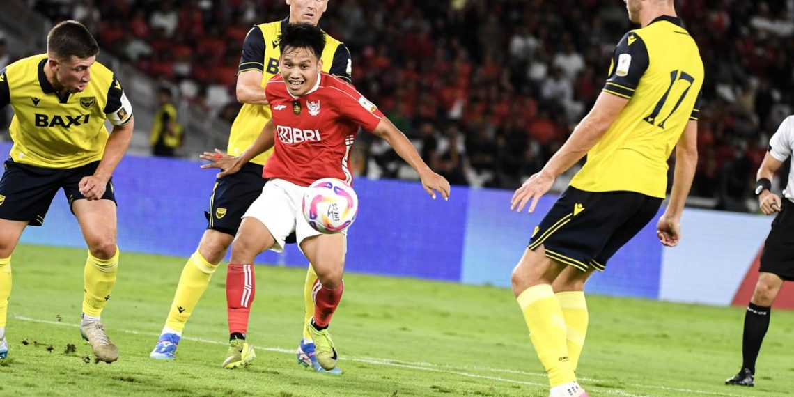Pemain Liga Indonesia All Stars Witan Sulaiman (ketiga kiri) mencoba melewati pesepak bola Oxford United FC Cameron Brannagan (kiri), Louie Sibley (kedua kiri) dan Stanley Mills (kanan) saat pertandingan Piala Presiden 2025 di Stadion Gelora Bung Karno, Jakarta, Minggu (6/7/2025). ANTARA FOTO/Muhammad Adimaja/agr