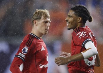 Penyerang Manchester United Ethan Williams (Kanan) merayakan gol keempat timnya pada laga Premier League Summer Series antara Manchester United dan AFC Bournemouth di Soldier Field di Chicago, Illinois pada 30 Juli 2025.(AFP/KAMIL KRZACZYNSKI)