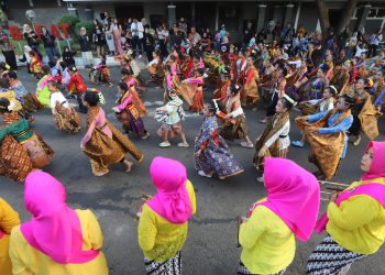 PARA penari menari bersama tarian Ngabatik Bersama pada acara Bandung Arts Festival #11 dengan tema "Jejak Budaya dalam Jelajah Limbah", di Taman Budaya Jawa Barat, Dago Tea House, Kota Bandung, Jumat (25/72025). (Eci/pasjabar)