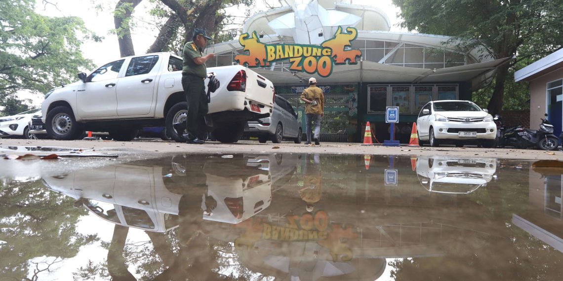 PETUGAS Kepolisian dan keamanan berjaga di depan pintuk masuk Kebun Binatang Bandung (Bandung Zoo), Jalan Tamansari, Kota Bandung, Kamis (3/7/2025). (Eci/pasjabar)