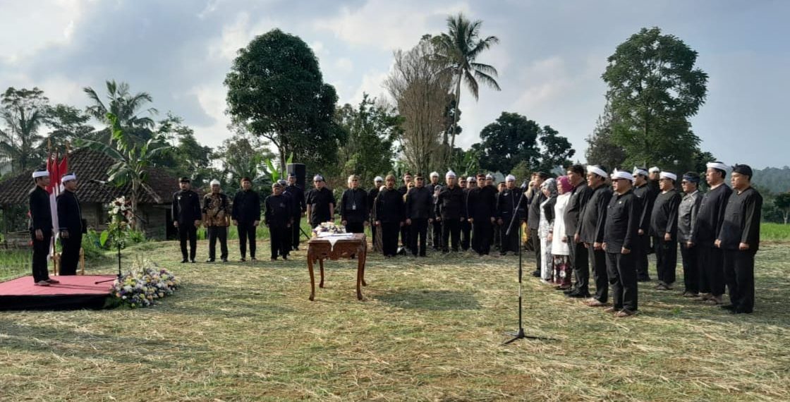 Bupati Purwakarta, Saepul Bahri Binzein atau yang akrab disapa Om Zein, melantik 14 pejabat di area persawahan Kampung Parakanceuri, Desa Pusakamulya, Kecamatan Kiarapedes, Jumat (4/7/2025). (Put/pasjabar)