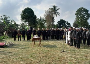 Bupati Purwakarta, Saepul Bahri Binzein atau yang akrab disapa Om Zein, melantik 14 pejabat di area persawahan Kampung Parakanceuri, Desa Pusakamulya, Kecamatan Kiarapedes, Jumat (4/7/2025). (Put/pasjabar)