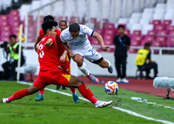 Pesepak bola Timnas U-23 Vietnam Ly Duc Pham (kiri) menghalau pesepak bola Timnas U-23 Filipina Javier Alessandro Mariona (kanan). (ANTARA)