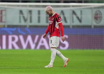 Theo Hernandez meninggalkan lapangan usai menerima kartu merah dalam laga leg kedua playoff Liga Champions antara AC Milan dan Feyenoord, Rabu (18/2/2025). (c) Spada/LaPresse via AP