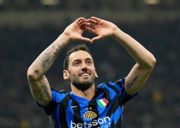 Selebrasi Hakan Calhanoglu dalam laga Liga Champions antara Inter Milan vs Feyenoord, Rabu (12/3/2025). (c) AP Photo/Luca Bruno